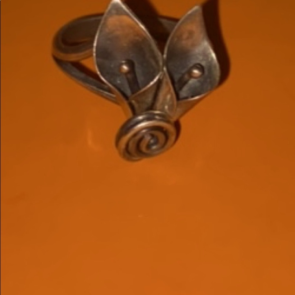 Stuart Nye: Calla Lily adjustable ring - Picture 2 of 3